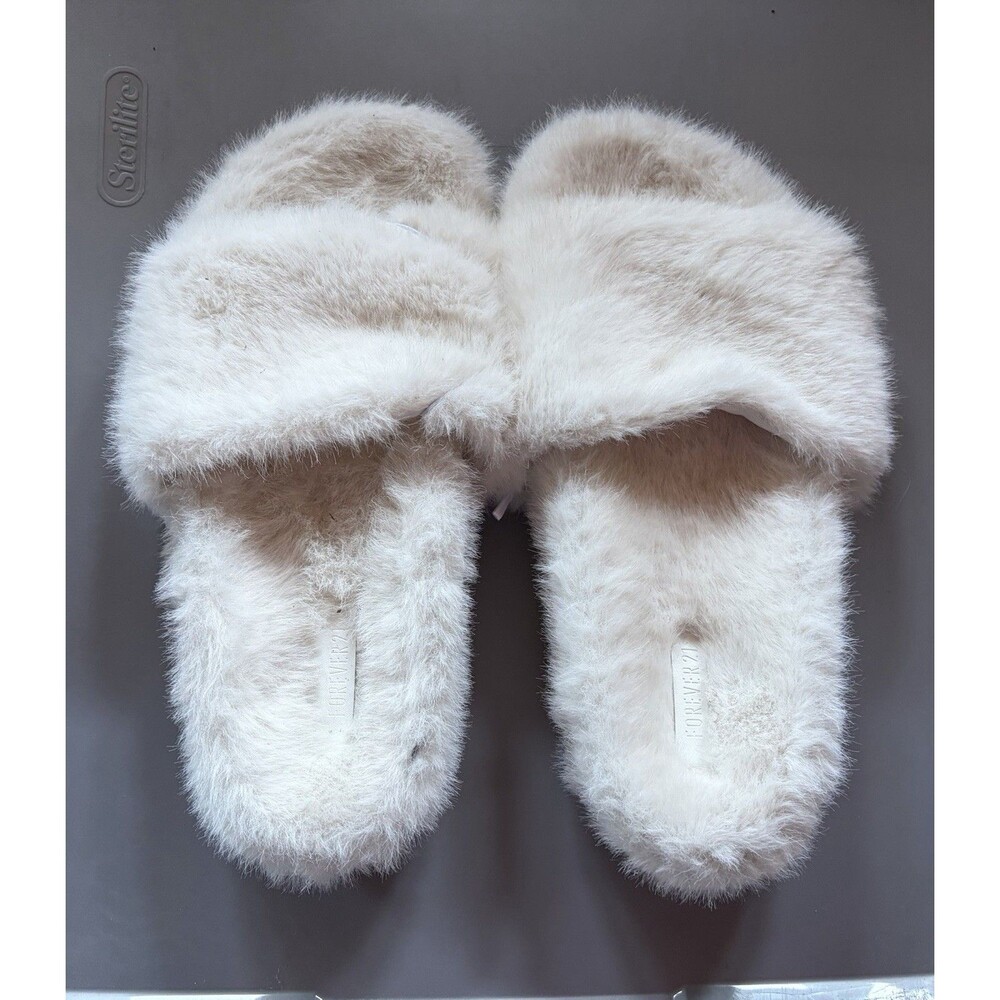 Women’s Fuzzy Ivory Slippers Size Medium NWT B5